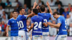 Los jugadores del Oviedo se abrazan a Toch tras su gol