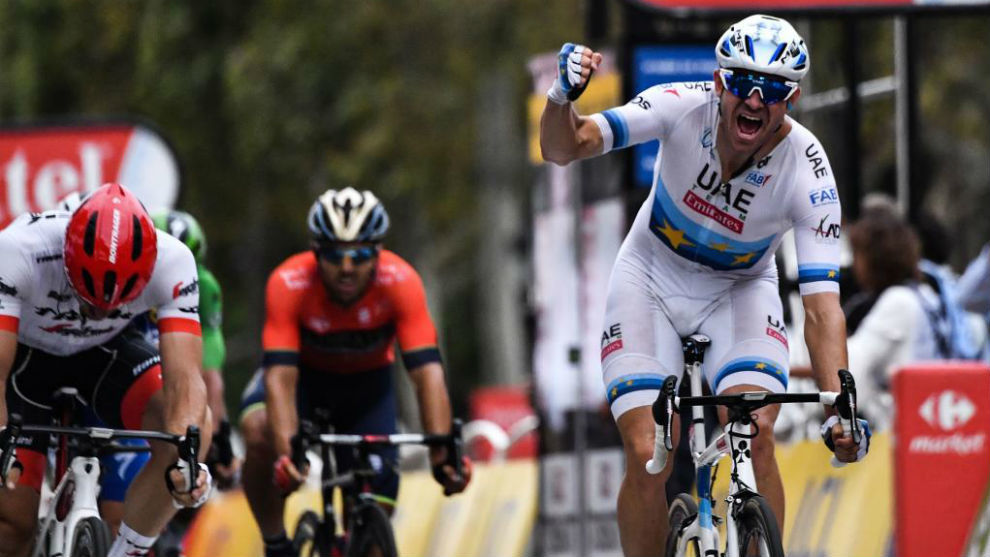 Kristoff celebra el triunfo en la etapa de París.
