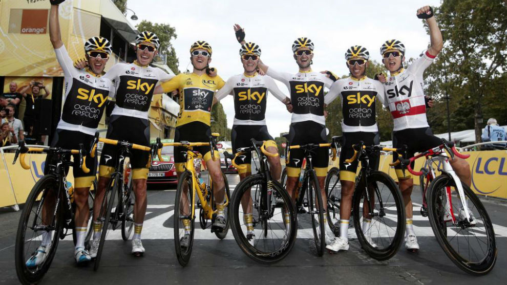 El equipo Sky celebrando en Pars el triunfo en el Tour.