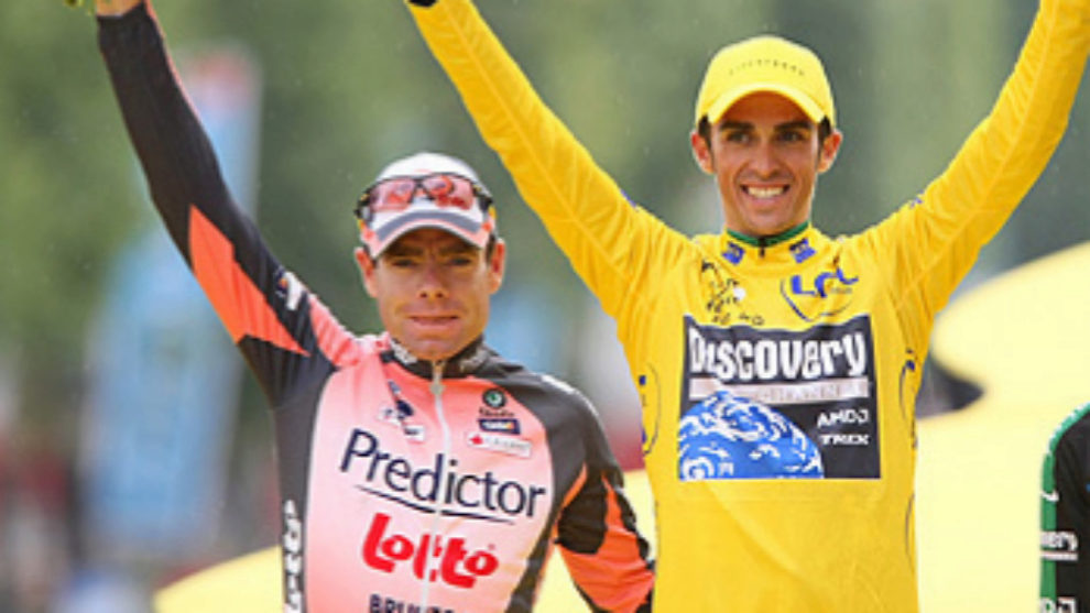 Tal da como hoy... Alberto Contador pase el amarillo en los Campos Elseos