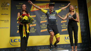 Primoz Roglic salta en el podio tras ganar la 19 etapa del Tour...