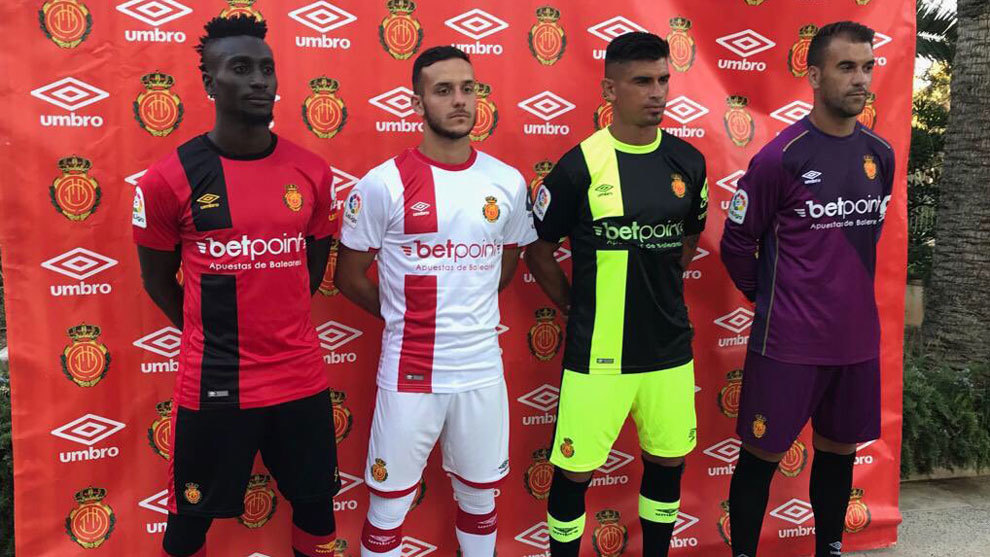 Mallorca El Mallorca luce nuevas camisetas para regresar a Segunda