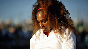 Serena, cabizbaja tras su dura derrota ante Konta