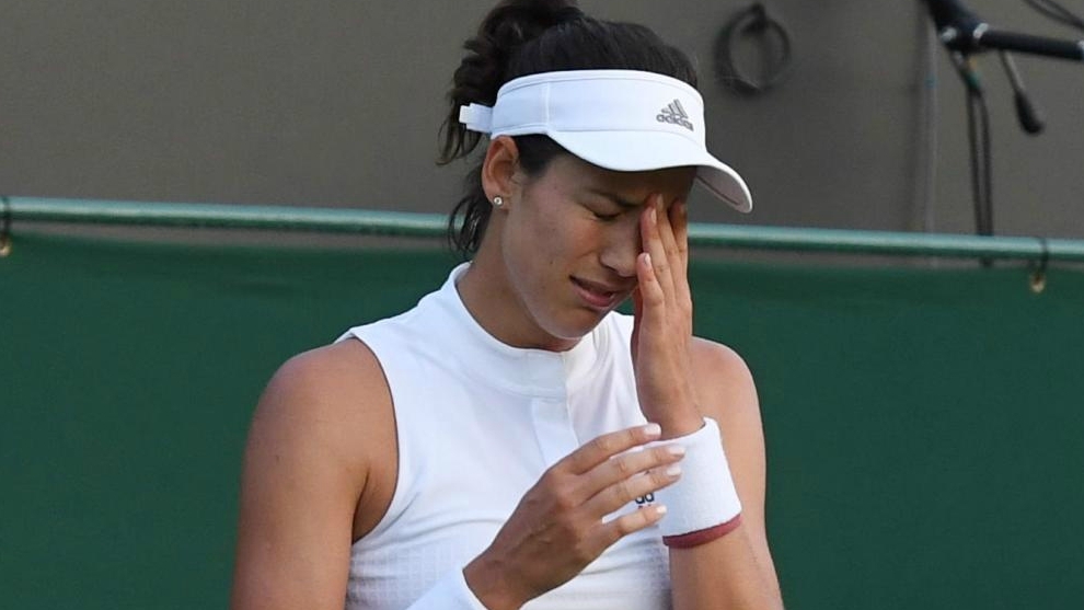 Muguruza se lamenta en el partido de Wimbledon ante Van Uytvanck.