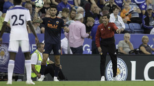 Marcelino da instrucciones durante el partido de Leicester.