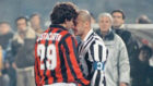Costacurta se encara con Gianluca Vialli durante un Milan-Inter.