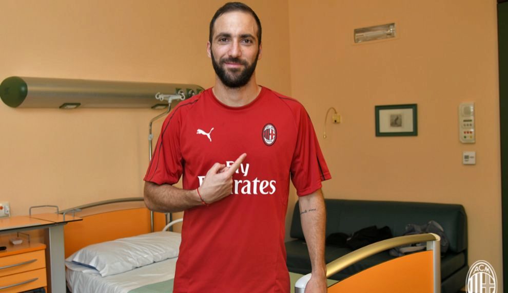 Gonzalo Higuan posa con la camiseta del Milan