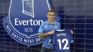 Digne posa con su nueva camiseta del Everton.