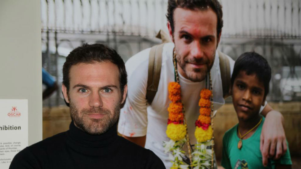 Juan Mata pasa para MARCA junto a una foto de su viaje a la India.