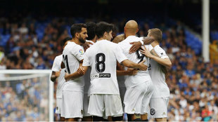 Los jugadores del Valencia celebran el gol de la victoria.