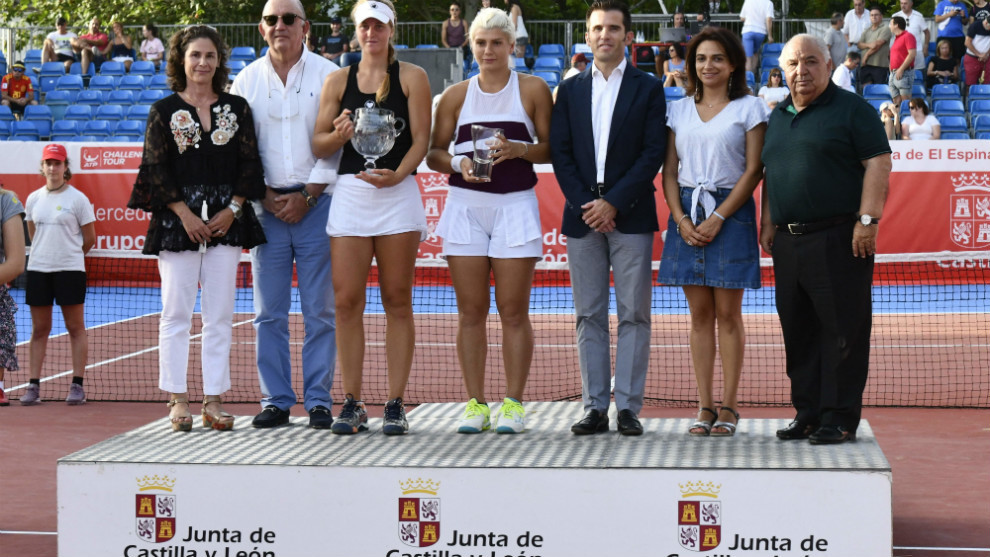 Samsonova y Eraydin reciben sus trofeos de campeona y finalista,...