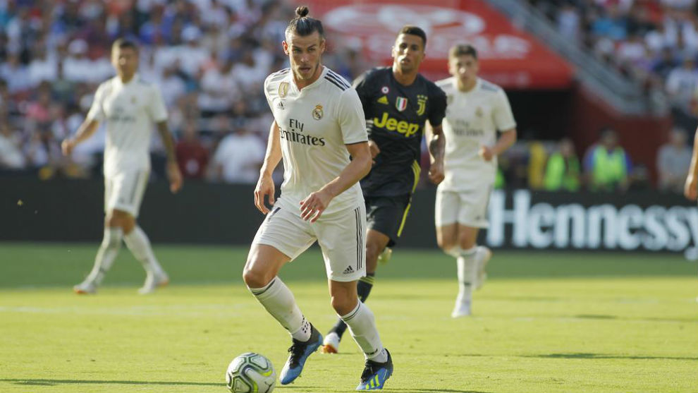 Bale controla un baln ante la Juventus.