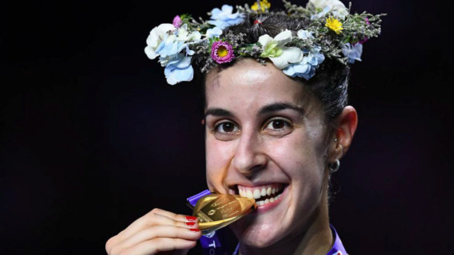 Carolina muerde la medalla de oro.