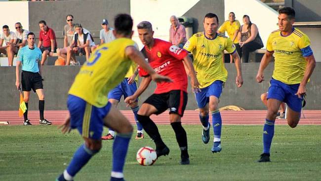 Salva Sevilla centra un baln durante el partido ante el Cdiz