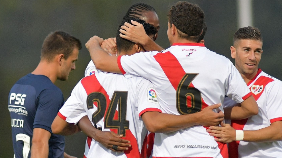 Los jugadores del Rayo Vallecano celebran el gol de Javi Guerra