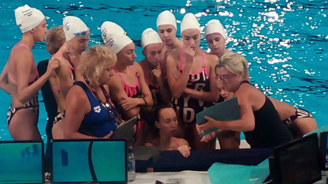 Anna Tarrs dando instrucciones a las nadadoras de Israel antes de la...