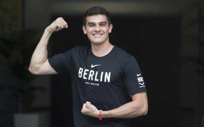 Bruno Hortelano posa con una camiseta de Berln.