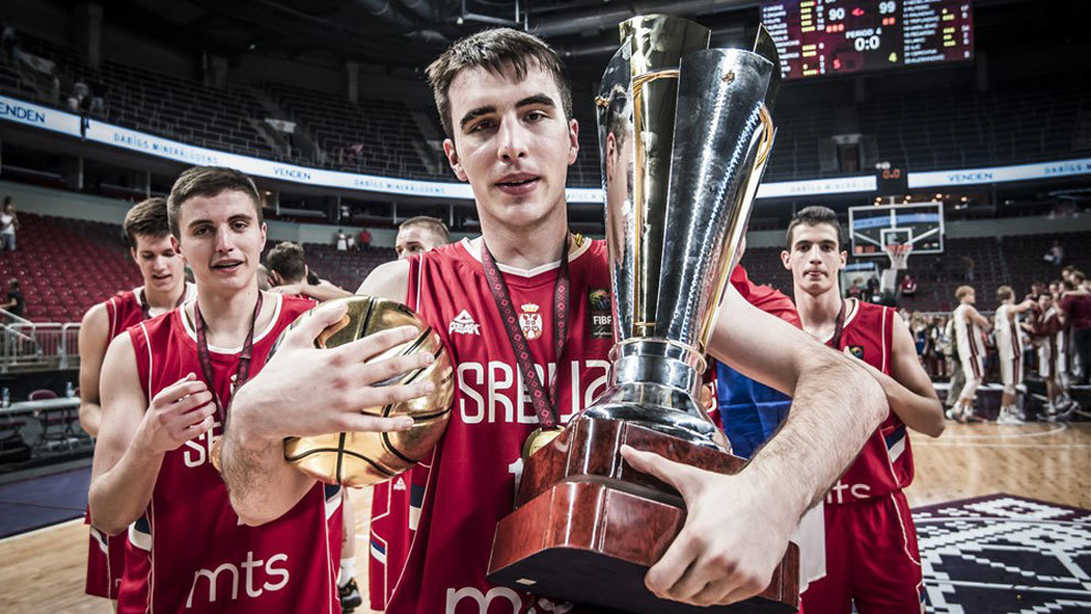 Marko Pecarski, el gigante del futuro en el baloncesto europeo nacido en  España | Marca.com