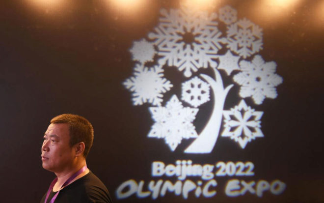 El logo de los Juegos de 2022 durante la ceremonia del 10...