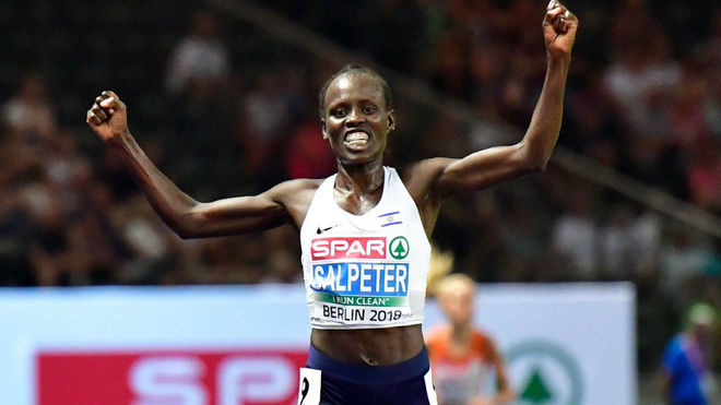 La israel Salpeter celebra el oro en los 10.000 metros
