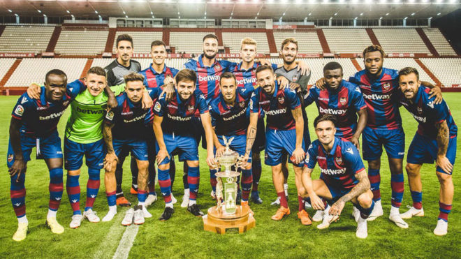 Los jugadores del Levante celebran la victoria ante el Albacete.