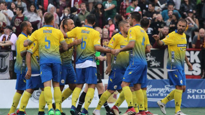 Los jugadores del equipo italiano celebran un gol.