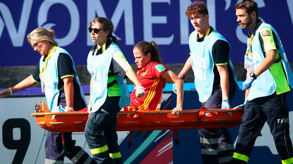 Ona Batlle sale lesionada durante el partido de Espaa contra...