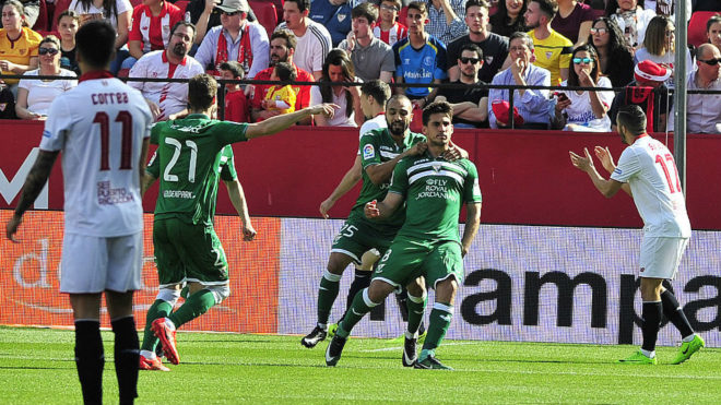 Pires celebra un gol en un Sevilla-Legans.