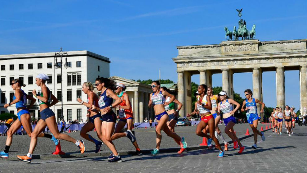 Las maratonianas cruzan ante la Puerta de Brandenburgo