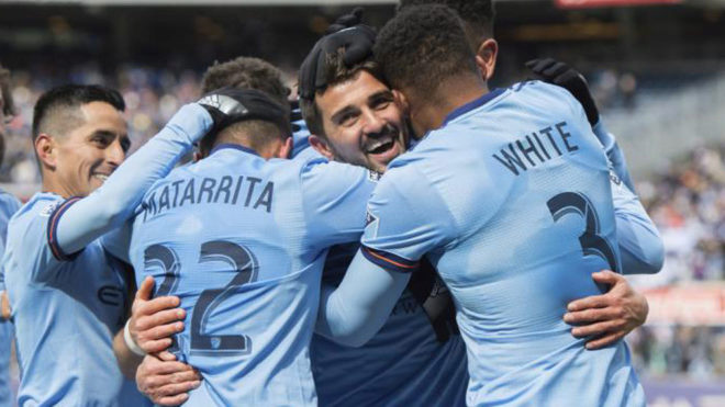David Villa, felicitado por sus compaeros tras marcar un gol.