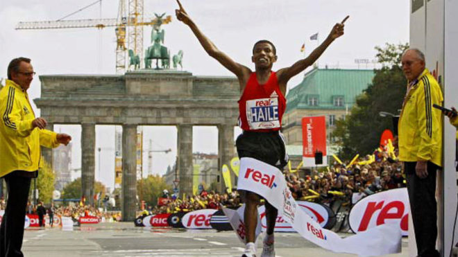 Haile Gebrselassie entra en primera lugar en la meta de la maratón de Berlín en 2007.