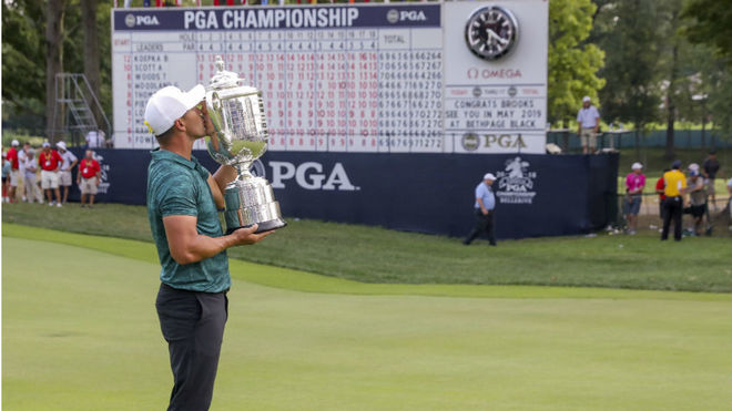 El golfista estaounidense Koepka besa el trofeo del PGA