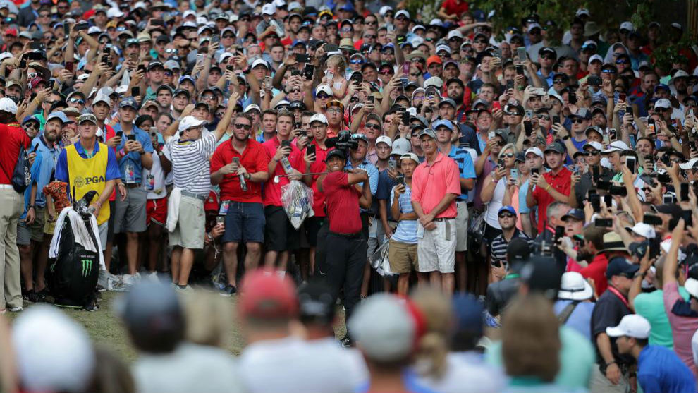 Tiger Woods, rodeado de aficionados, en la ltima jornada del PGA...
