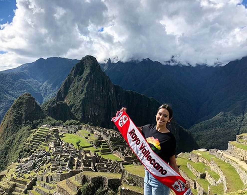 Cristina Pedroche con la bufanda del Rayo Vallecano en Machu Picchu