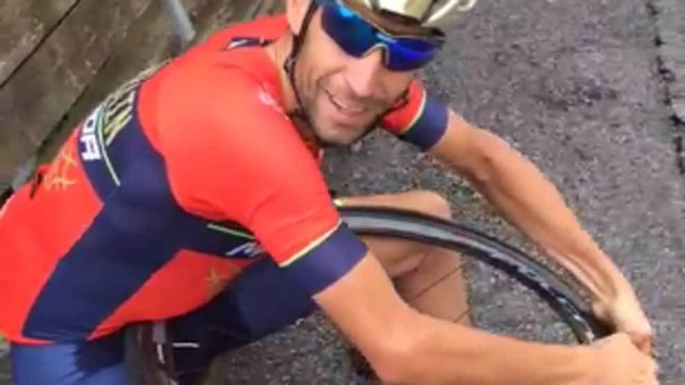 Tutorial antipinchazos: Nibali nos ensea a cambiar la rueda a una bicicleta