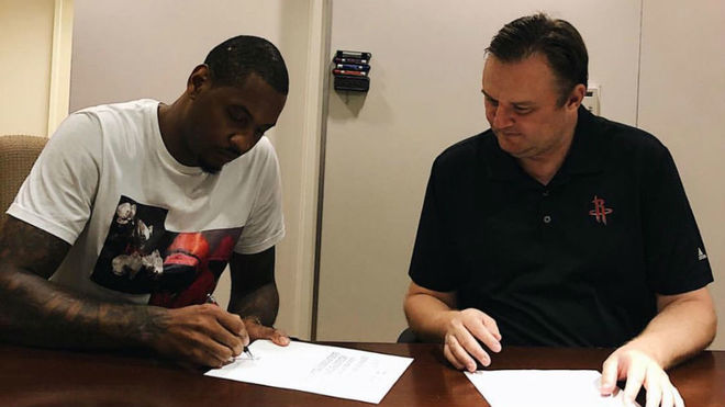 Carmelo Anthony firmando su contrato con los Houston Rockets