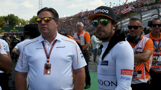 Zak Brown, con Fernando Alonso, durante un Gran Premio