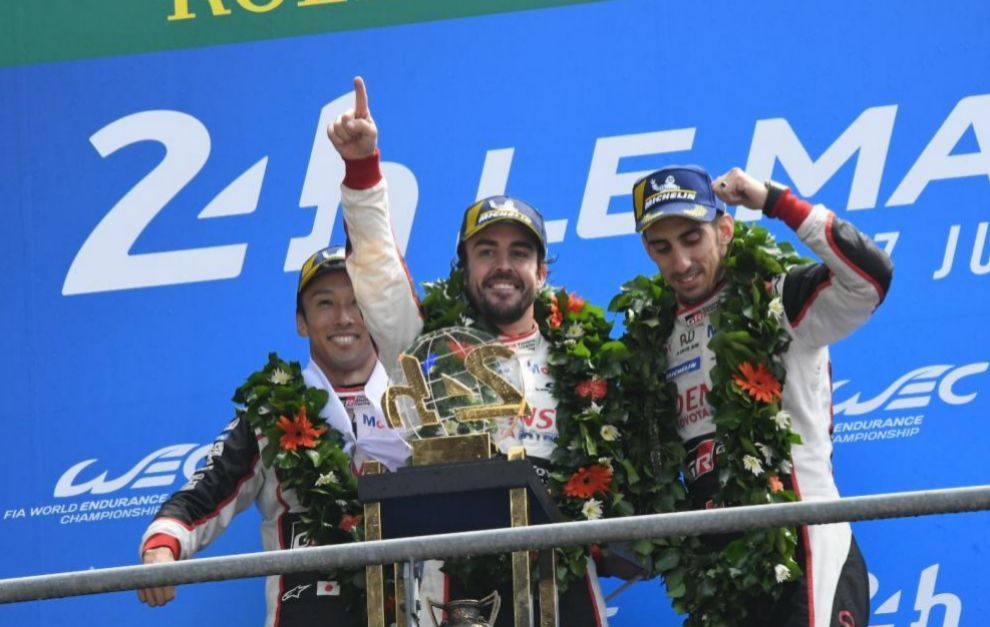 Alonso, en el podio de las 24 Horas de Le Mans 2018.