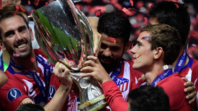 Godn, Diego Costa y Griezmann, con la Supercopa de Europa.