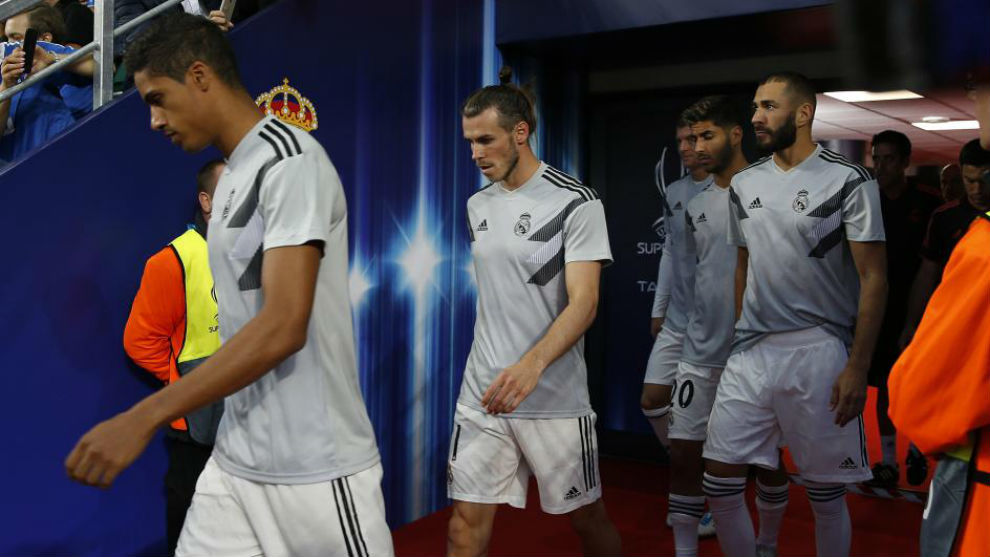 Varane, Bale, Benzema y Asensio, en el tnel de vestuarios de Tallin