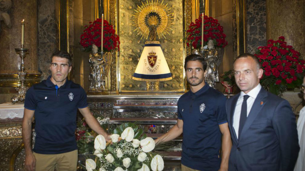 Zapater, Ros y Lapetra realizan la ofrenda a la Virgen
