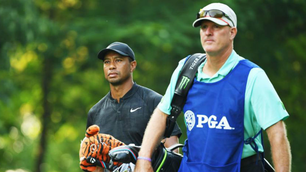 Joe LaCava, junto a Tiger Woods, durante el pasado PGA Championship.