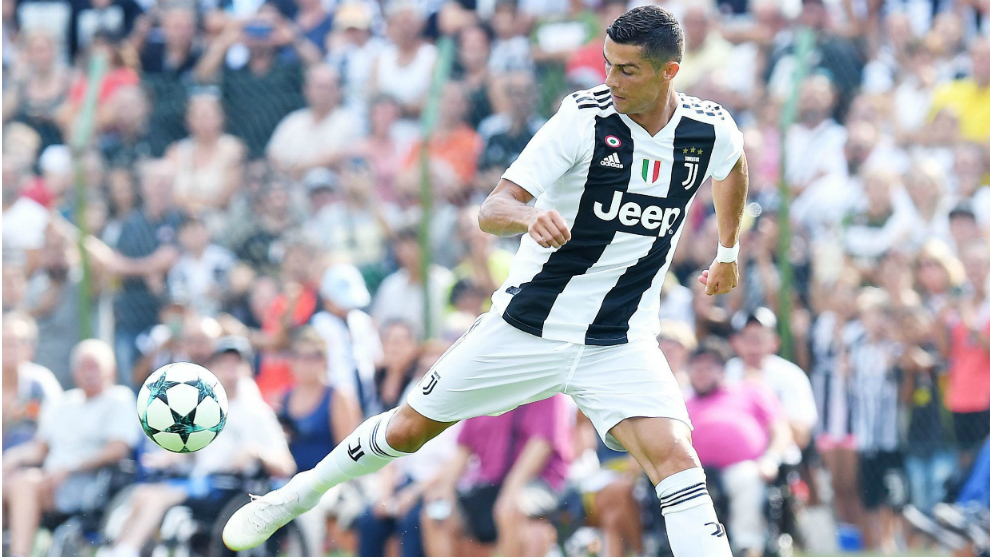 Cristiano controla un baln durante un amistoso con la Juventus.