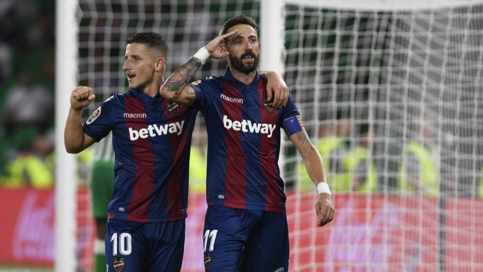 Morales y Bardhi celebran uno de los goles del Levante en el...