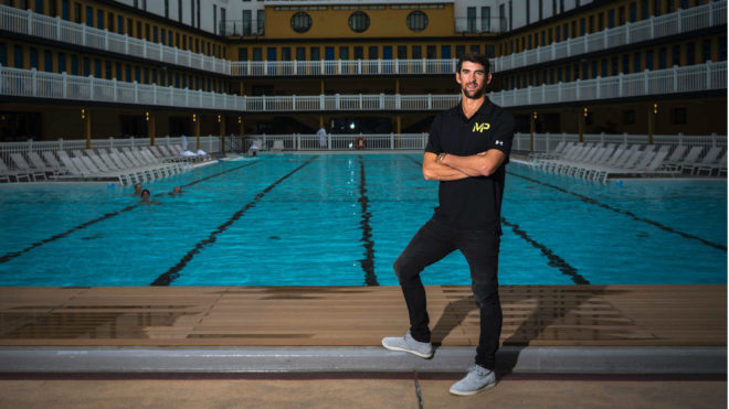 Michael Phelps posa ante una piscina