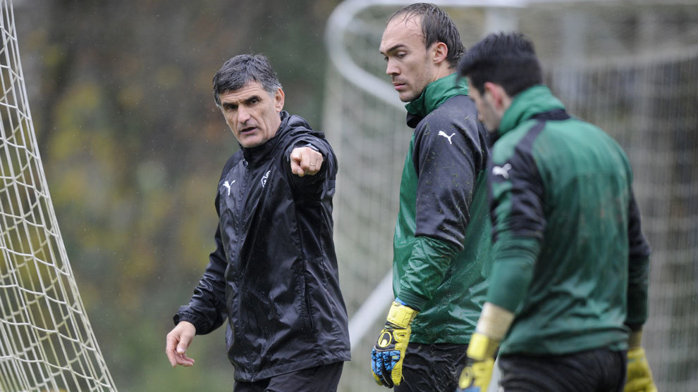 Dmitrovic y Mendilibar en un entrenamiento del Eibar.