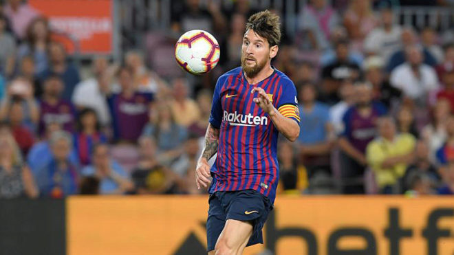 Barcelona&apos;s Argentinian forward Lionel Messi controls the ball.