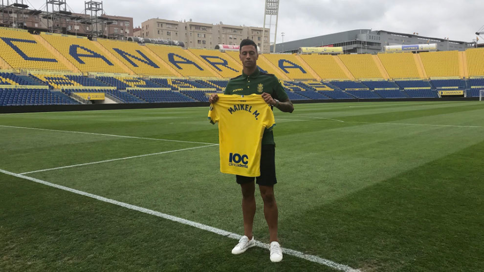 Maikel Mesa posando con la camiseta de su nuevo equipo UD Las Palmas