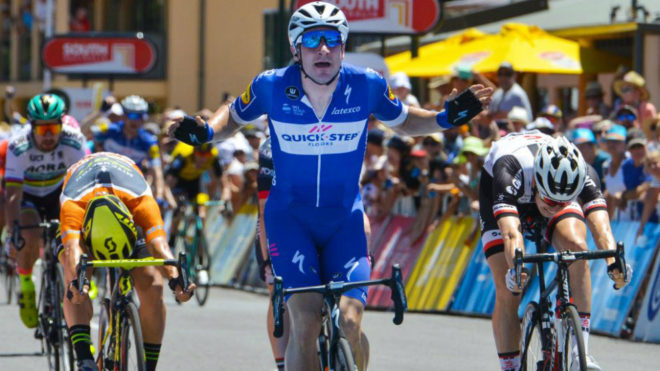 Elia Viviani celebra una victoria de etapa en el Tour Down Under.
