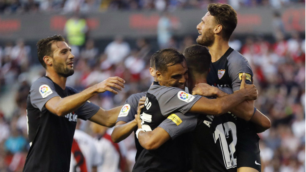 Los jugadores del Sevilla celebran uno de los goles ante el Rayo.